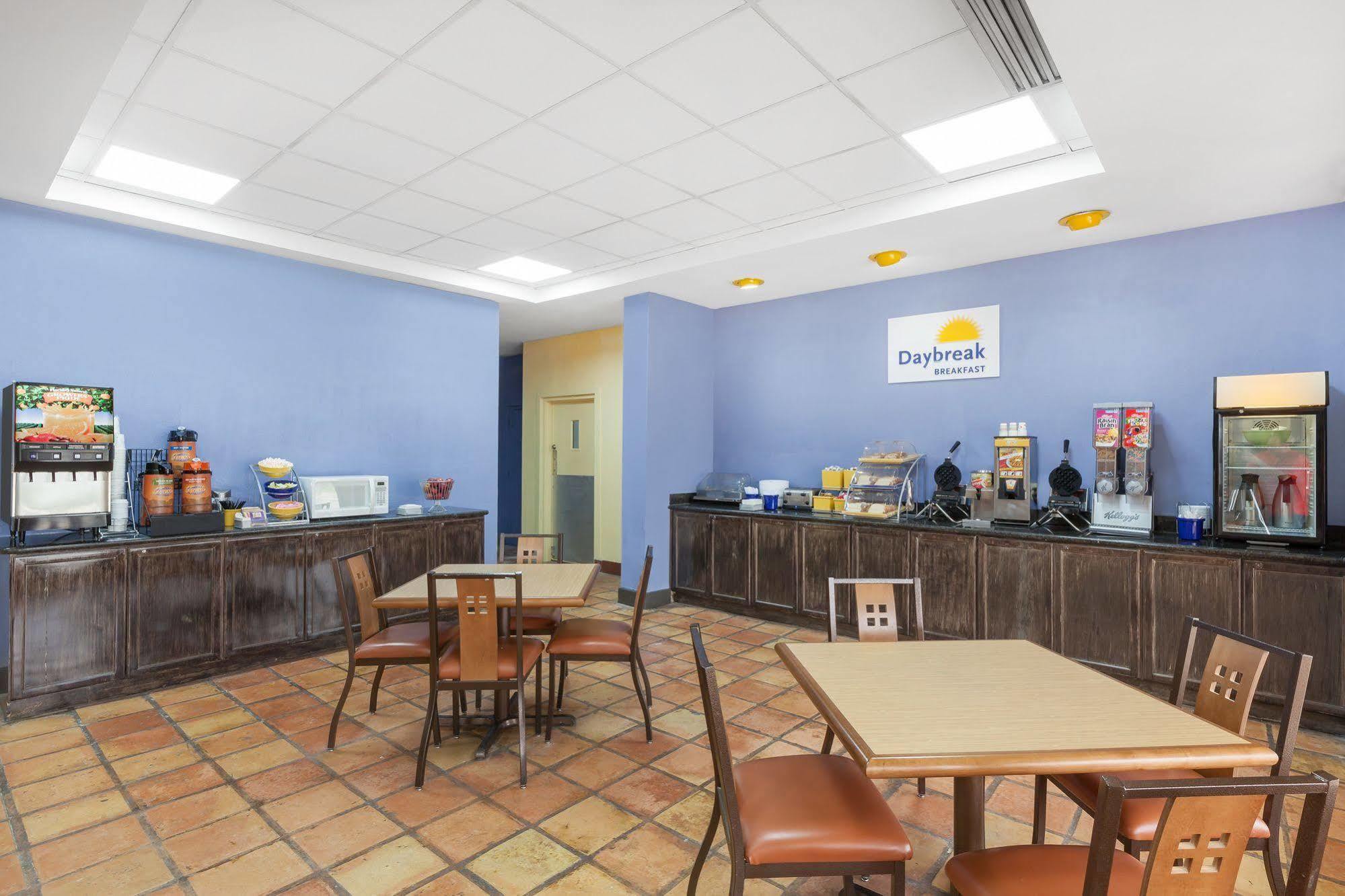 Days Inn by Wyndham Uvalde Eksteriør billede